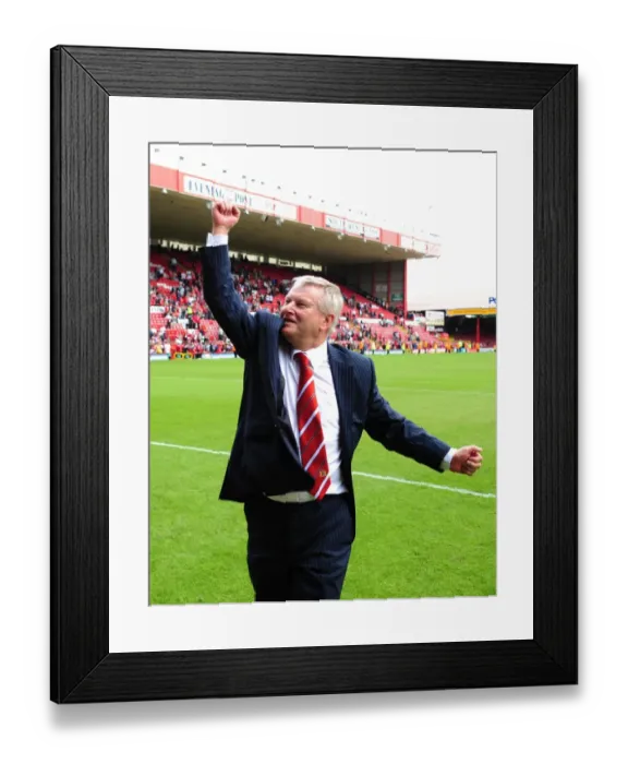 Framed Print : Emotional Steve Lansdown Bids Farewell as Bristol City FC Chairman (vs Hull City, 07 / 05 / 2011)