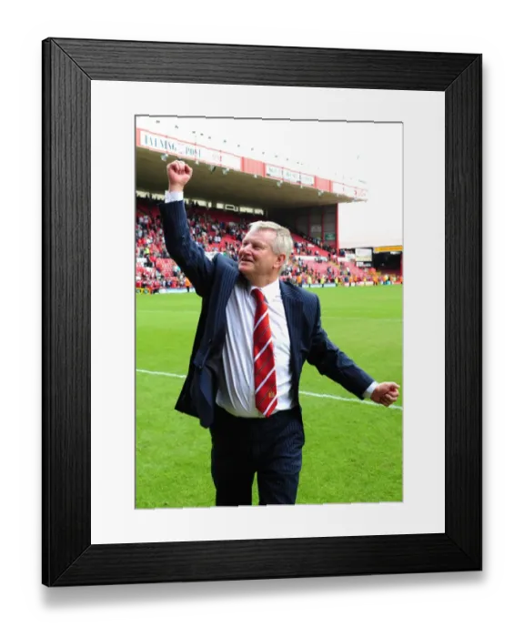 Framed Print : Emotional Steve Lansdown Bids Farewell as Bristol City Chairman (Bristol City v Hull City, 2011) Framed Print : Emotional Steve Lansdown Bids Farewell as Bristol City Chairman (Bristol City v Hull City, 2011)