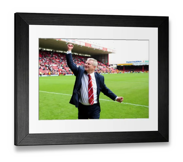Framed Print : Emotional Steve Lansdown Bids Farewell as Bristol City FC Chairman (vs. Hull City, 07 / 05 / 2011) Framed Print : Emotional Steve Lansdown Bids Farewell as Bristol City FC Chairman (vs. Hull City, 07 / 05 / 2011)