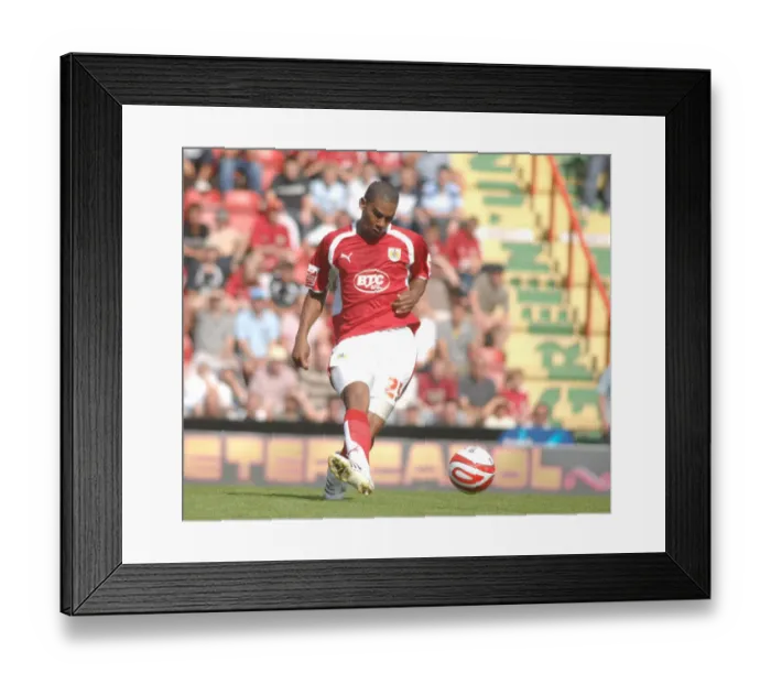 Framed Print : Marvin Elliott in Action: Bristol City vs QPR