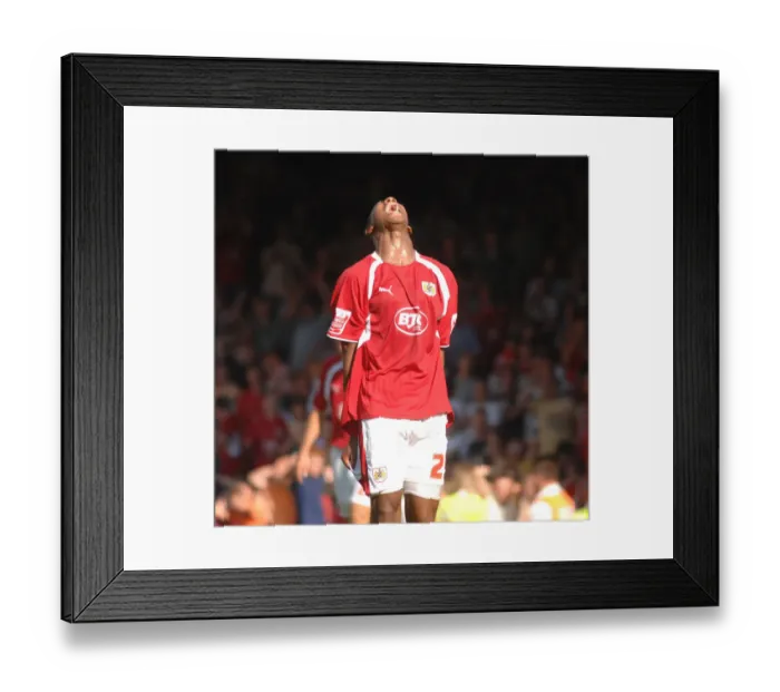 Framed Print : Marvin Elliott in Action: Bristol City vs QPR Framed Print : Marvin Elliott in Action: Bristol City vs QPR
