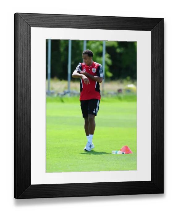 Framed Print : Nicky Maynard of Bristol City in Pre-Season Training Framed Print : Nicky Maynard of Bristol City in Pre-Season Training