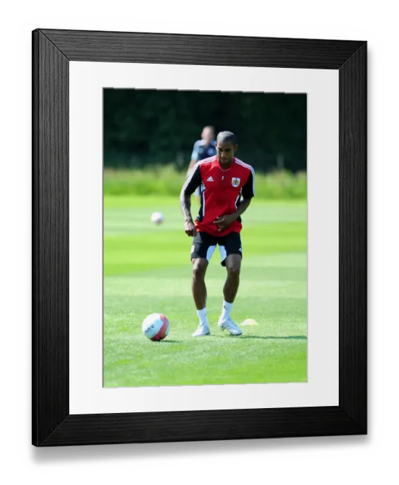 Framed Print : Marvin Elliott: Brace for Impact - Bristol City's Football Star Gears Up for Pre-Season Training