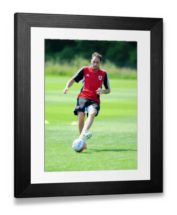 Framed Print : Nicky Hunt of Bristol City Football Club in Pre-season Training