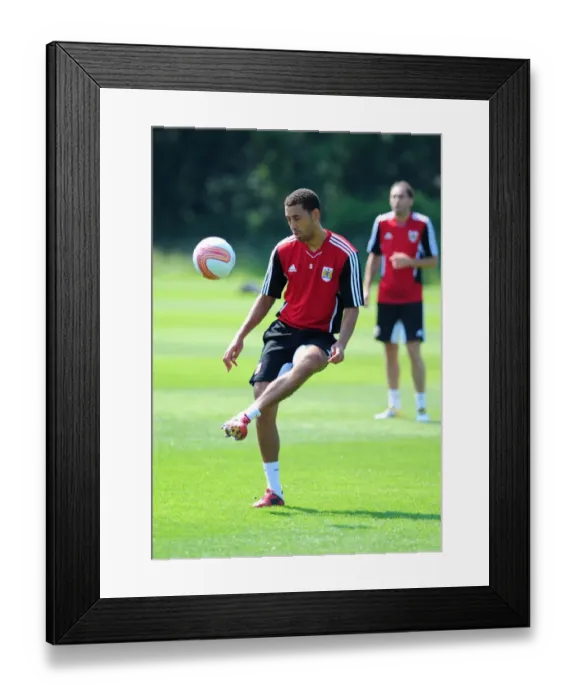 Framed Print : Bristol City FC: Lewin Nyatanga in Pre-Season Training Focus Framed Print : Bristol City FC: Lewin Nyatanga in Pre-Season Training Focus