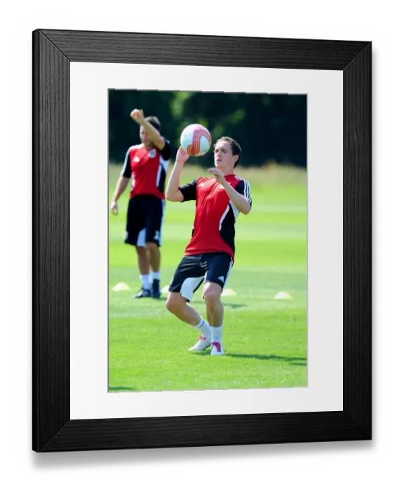 Framed Print : Neil Kilkenny of Bristol City: Focused and Ready for Pre-Season Training Framed Print : Neil Kilkenny of Bristol City: Focused and Ready for Pre-Season Training