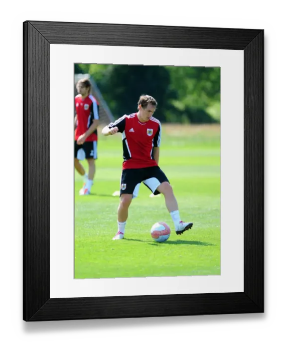Framed Print : Neil Kilkenny of Bristol City: Gear Up for Intense Pre-Season Training Framed Print : Neil Kilkenny of Bristol City: Gear Up for Intense Pre-Season Training