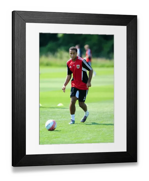 Framed Print : Nicky Maynard's Unwavering Concentration during Bristol City's Pre-Season Training