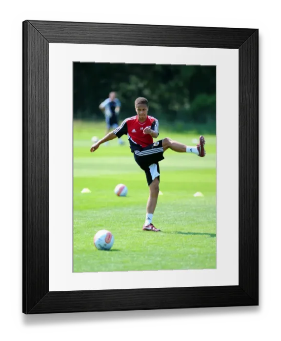 Framed Print : Bobby Reid's Unwavering Focus: Pre-Season Training with Bristol City