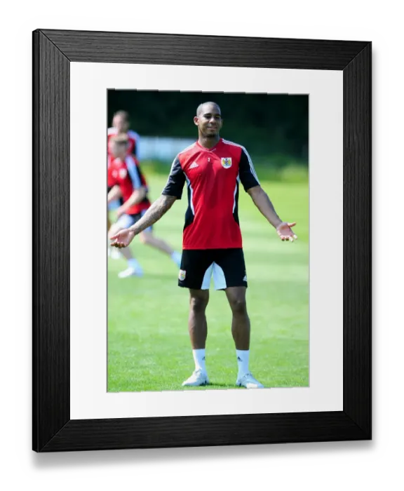 Framed Print : Marvin Elliott: Bracing for Bristol City's Pre-Season Training