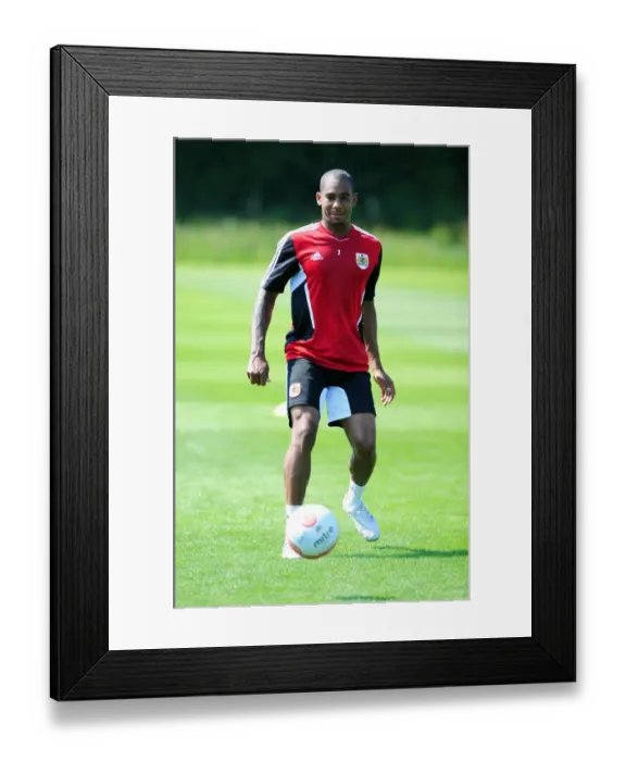 Framed Print : Marvin Elliott: Unwavering Concentration in Bristol City's Pre-Season Training