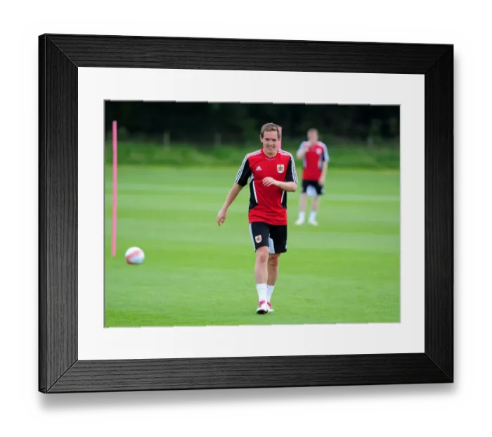Framed Print : Neil Kilkenny: Focused in Bristol City's Pre-Season Training Framed Print : Neil Kilkenny: Focused in Bristol City's Pre-Season Training