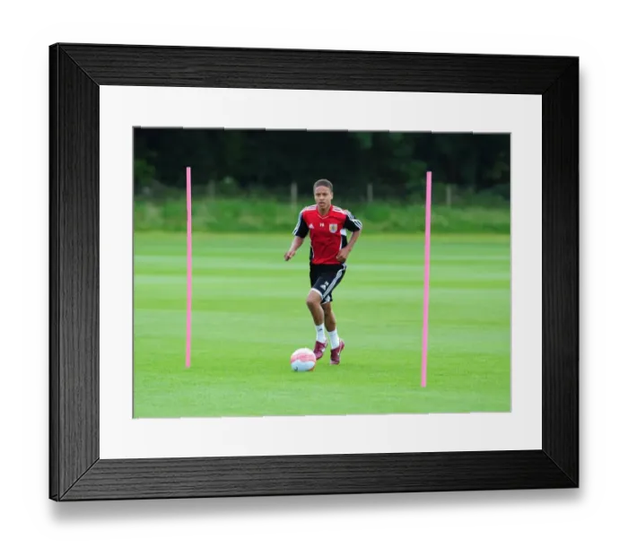 Framed Print : Bobby Reid's Unwavering Determination: Braving the Elements in Bristol City's Pre-Season Training