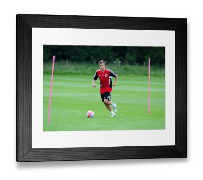 Framed Print : Henry Muggeridge: A Focused Player in Bristol City's Pre-season Training Framed Print : Henry Muggeridge: A Focused Player in Bristol City's Pre-season Training