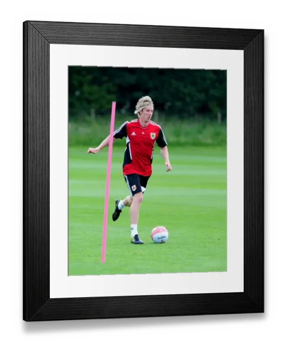 Framed Print : Martyn Woolford of Bristol City: A Focused Figure in Pre-season Training Framed Print : Martyn Woolford of Bristol City: A Focused Figure in Pre-season Training