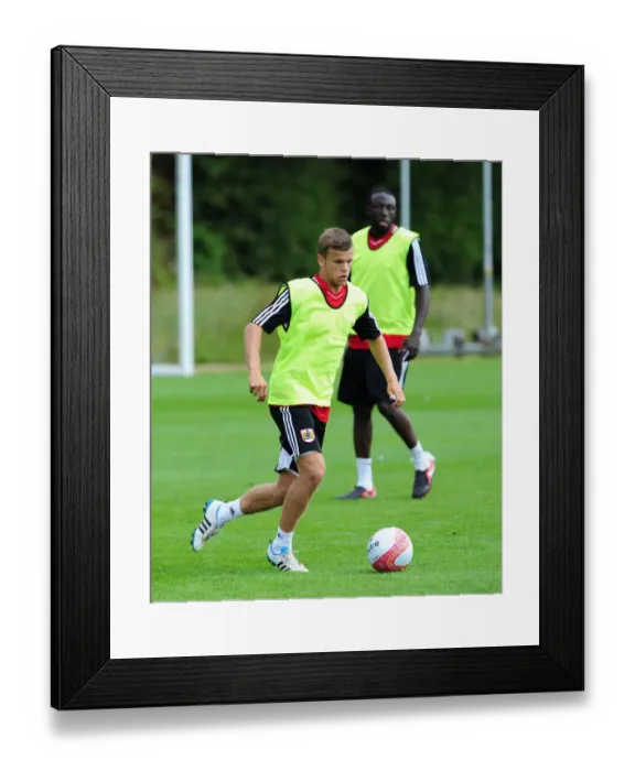 Framed Print : Henry Muggeridge of Bristol City: A Dedicated Player in Pre-season Training Framed Print : Henry Muggeridge of Bristol City: A Dedicated Player in Pre-season Training