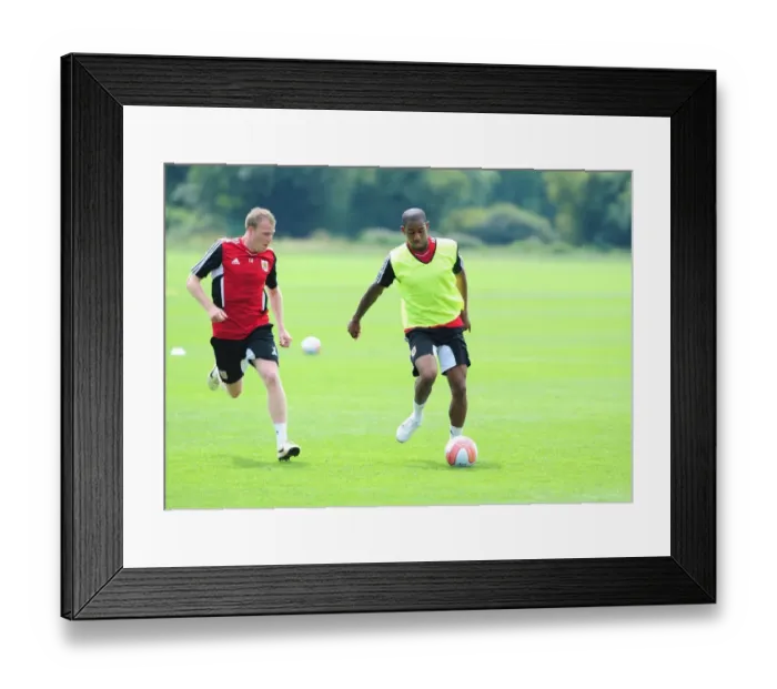 Framed Print : Bristol Citys Marvin Elliott battles for the ball with Bristol Citys David Clarkson