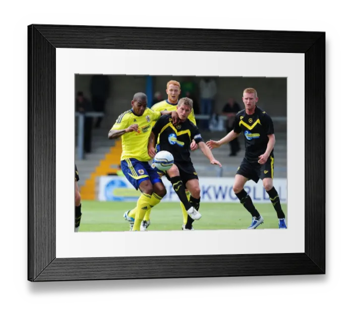 Framed Print : Bristol Citys Marvin Elliott battles for the ball with the Torquay defence Framed Print : Bristol Citys Marvin Elliott battles for the ball with the Torquay defence
