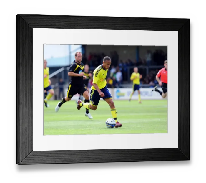 Framed Print : Bobby Reid in Action: Torquay vs. Bristol City