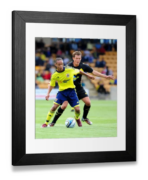 Framed Print : Bristol Citys Bobby Reid battles for the ball Framed Print : Bristol Citys Bobby Reid battles for the ball