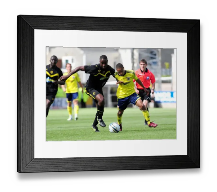 Framed Print : Bobby Reid's Daring Dash: Racing Past Torquay's Defense (Bristol City vs Torquay) Framed Print : Bobby Reid's Daring Dash: Racing Past Torquay's Defense (Bristol City vs Torquay)