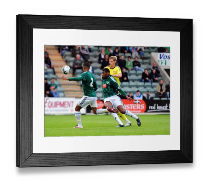 Framed Print : Bristol Citys Nicky Maynard battles for the ball