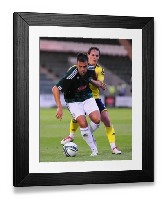 Framed Print : Bristol Citys Neil Kilkenny battles for the ball Framed Print : Bristol Citys Neil Kilkenny battles for the ball