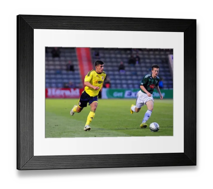 Framed Print : Joe Edwards in Action: Bristol City vs. Plymouth Argyle