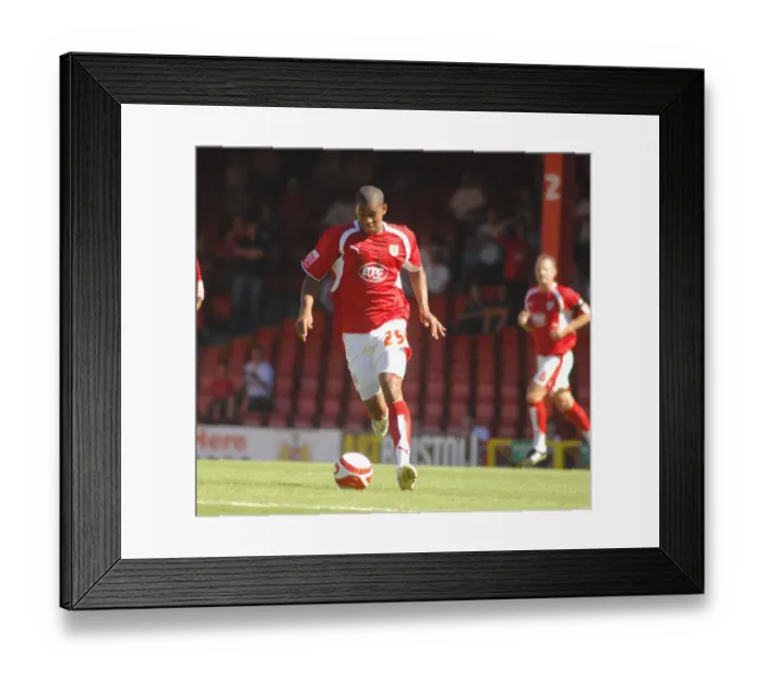 Framed Print : Marvin Elliott: Unstoppable Force in Bristol City's Victory Over Scunthorpe Utd