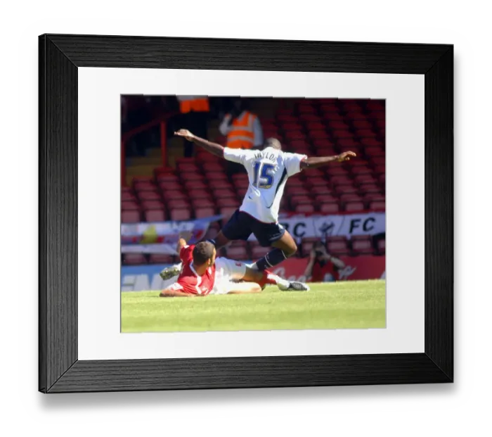 Framed Print : Liam Fontaine: A Battle at the Heart of Bristol City vs Scunthorpe Utd