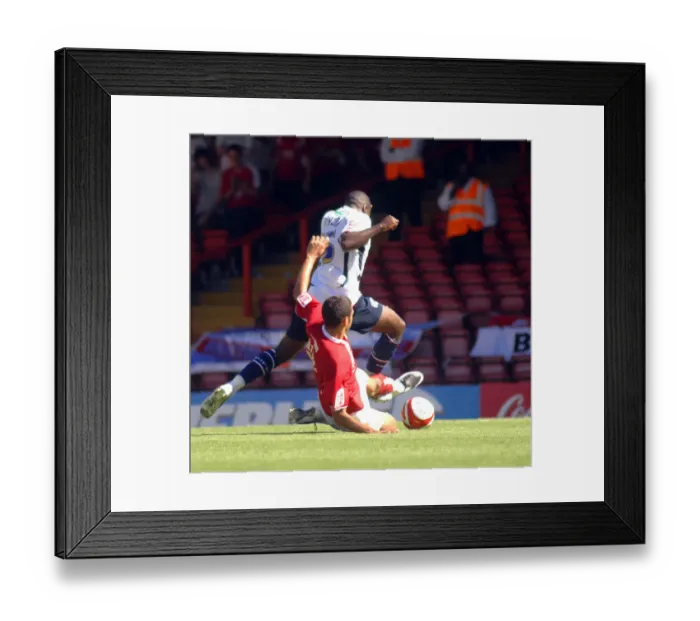Framed Print : Battleground Bristol: Liam Fontaine Fights for Victory Against Scunthorpe United
