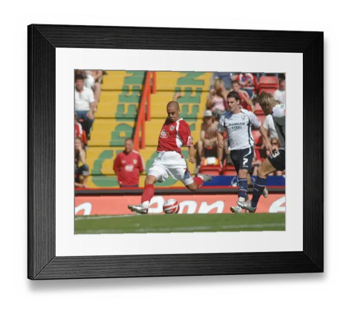 Framed Print : Scott Murray in Action: A Football Rivalry - Bristol City vs Scunthorpe United