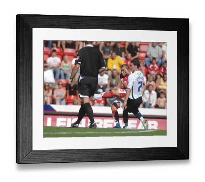 Framed Print : Intense Action: Lee Trundle vs Scunthorpe Utd (Bristol City vs Scunthorpe United) Framed Print : Intense Action: Lee Trundle vs Scunthorpe Utd (Bristol City vs Scunthorpe United)