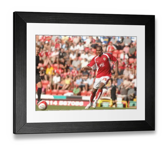 Framed Print : Marvin Elliott vs Scunthorpe Utd: A Football Rivalry Unfolds at Bristol City Framed Print : Marvin Elliott vs Scunthorpe Utd: A Football Rivalry Unfolds at Bristol City