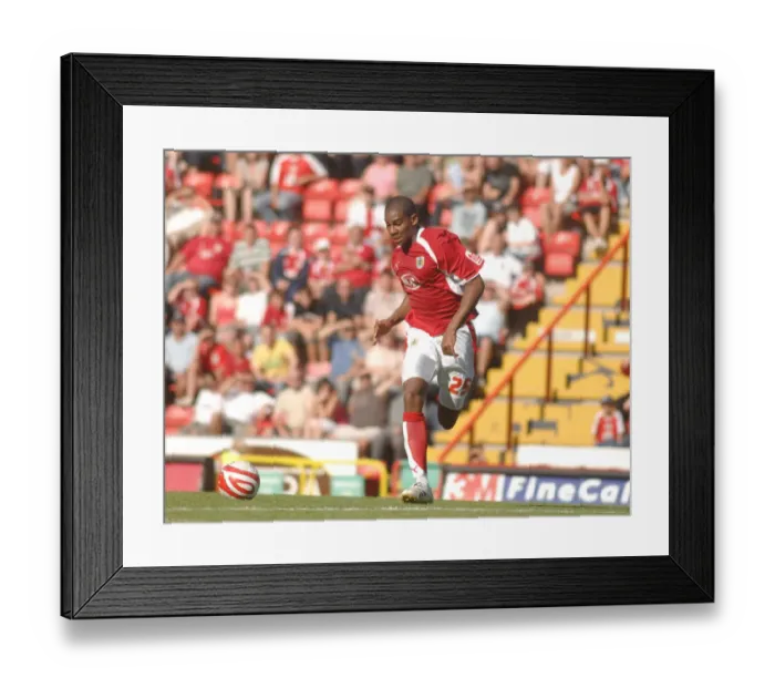 Framed Print : Bristol City's Marvin Elliott Goes Head-to-Head Against Scunthorpe Utd Framed Print : Bristol City's Marvin Elliott Goes Head-to-Head Against Scunthorpe Utd