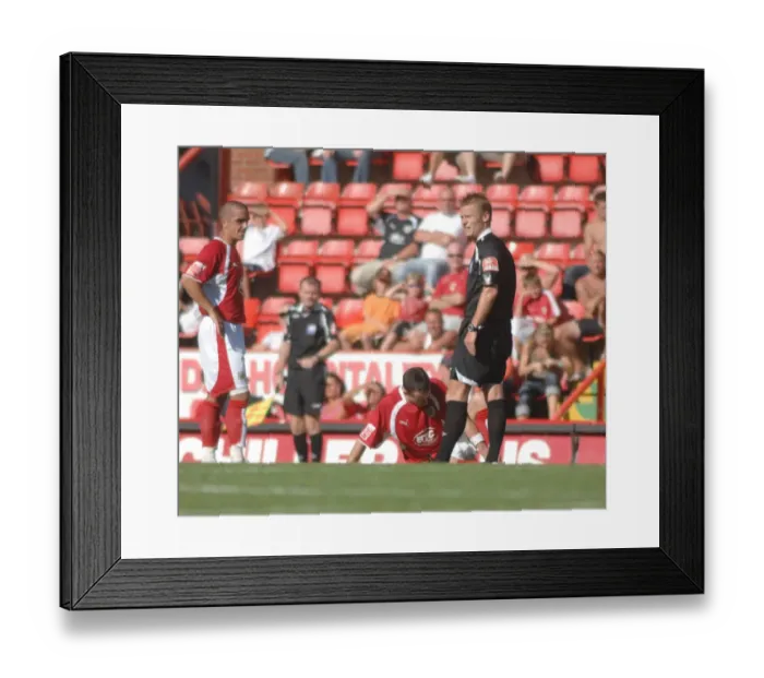 Framed Print : Michael McIndoe's Unyielding Determination: A Battle of Wills in Bristol City vs Scunthorpe United