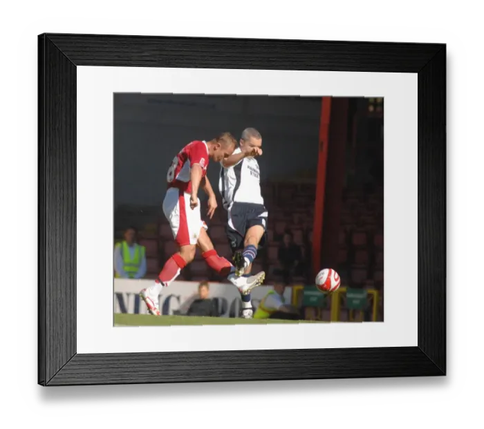 Framed Print : Intense Action: Lee Trundle vs Scunthorpe United (Bristol City vs Scunthorpe Utd) Framed Print : Intense Action: Lee Trundle vs Scunthorpe United (Bristol City vs Scunthorpe Utd)