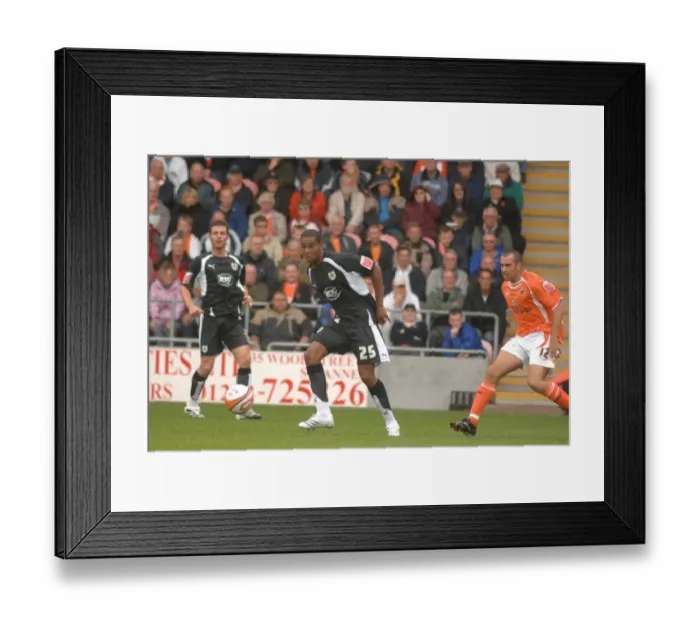 Framed Print : Marvin Elliott: In Action for Bristol City Against Blackpool