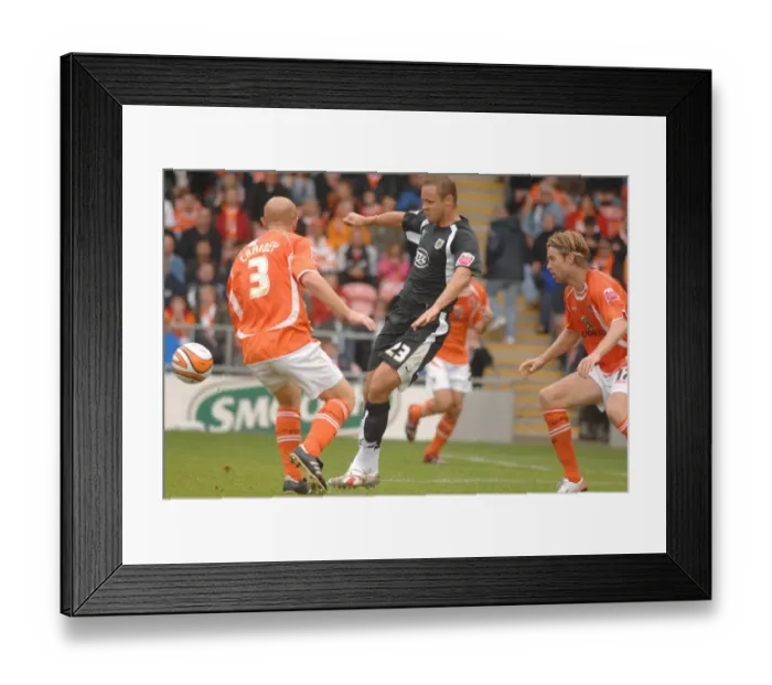Framed Print : Lee Trundle: A Battle Between Blackpool and Bristol City Framed Print : Lee Trundle: A Battle Between Blackpool and Bristol City