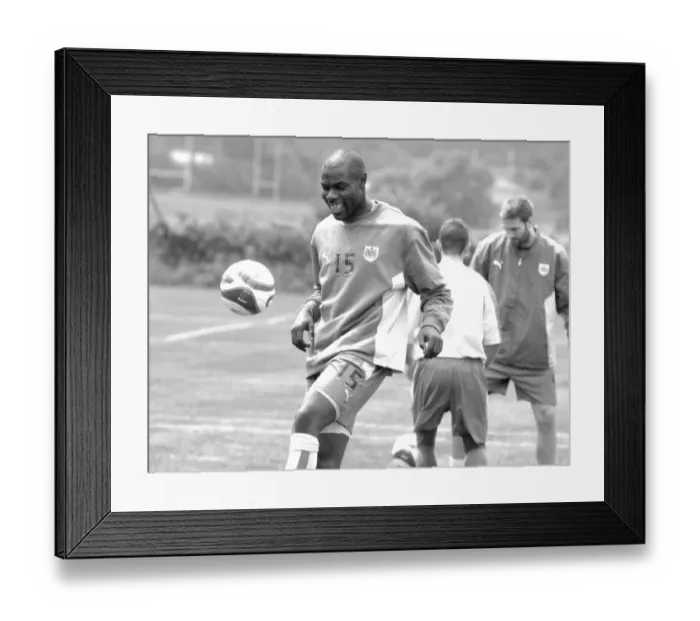 Framed Print : Bristol City FC: Enoch Showunmi in Training (07-08) Framed Print : Bristol City FC: Enoch Showunmi in Training (07-08)