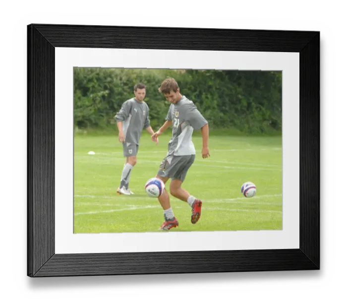 Framed Print : Frankie Artus in Action: Training with Bristol City FC (07-08) Framed Print : Frankie Artus in Action: Training with Bristol City FC (07-08)
