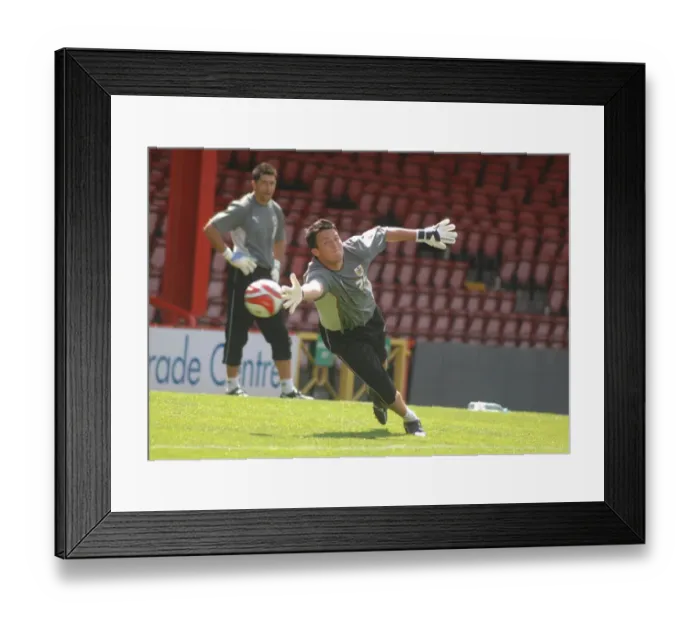 Framed Print : Stephen Henderson in Focus: Training with Bristol City FC (07-08) Framed Print : Stephen Henderson in Focus: Training with Bristol City FC (07-08)
