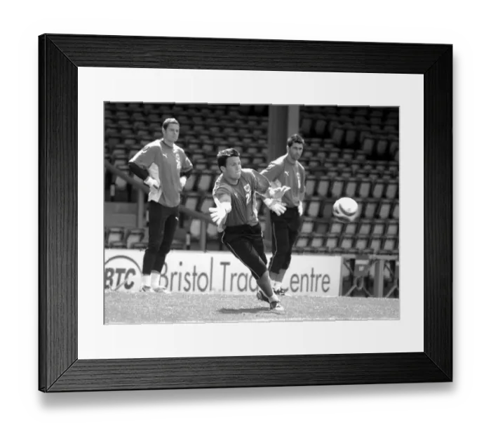Framed Print : Stephen Henderson: Training Intensely with Bristol City FC (07-08) Framed Print : Stephen Henderson: Training Intensely with Bristol City FC (07-08)