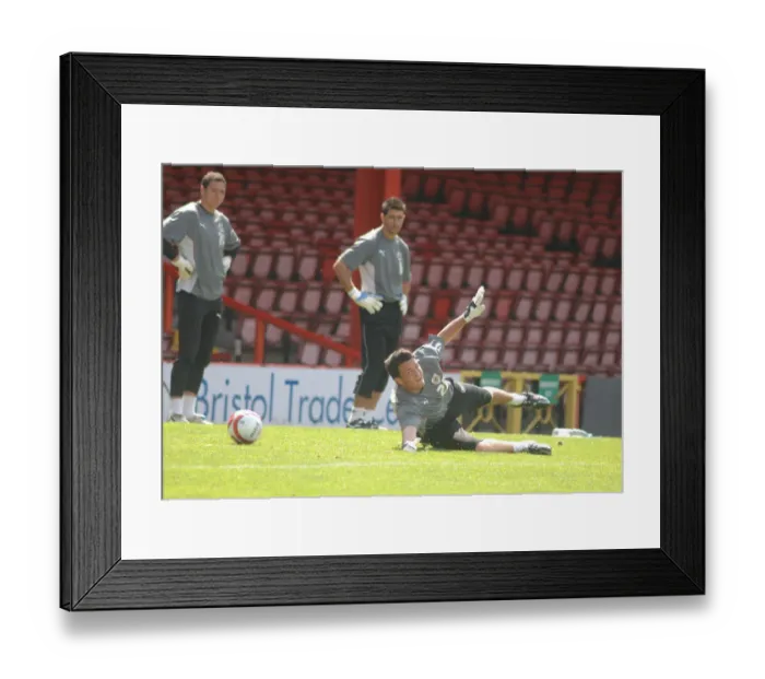 Framed Print : Stephen Henderson: Focused Training with Bristol City FC (2007-08) Framed Print : Stephen Henderson: Focused Training with Bristol City FC (2007-08)