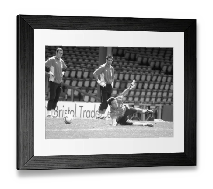 Framed Print : Stephen Henderson: Training with Intense Focus at Bristol City FC (07-08) Framed Print : Stephen Henderson: Training with Intense Focus at Bristol City FC (07-08)