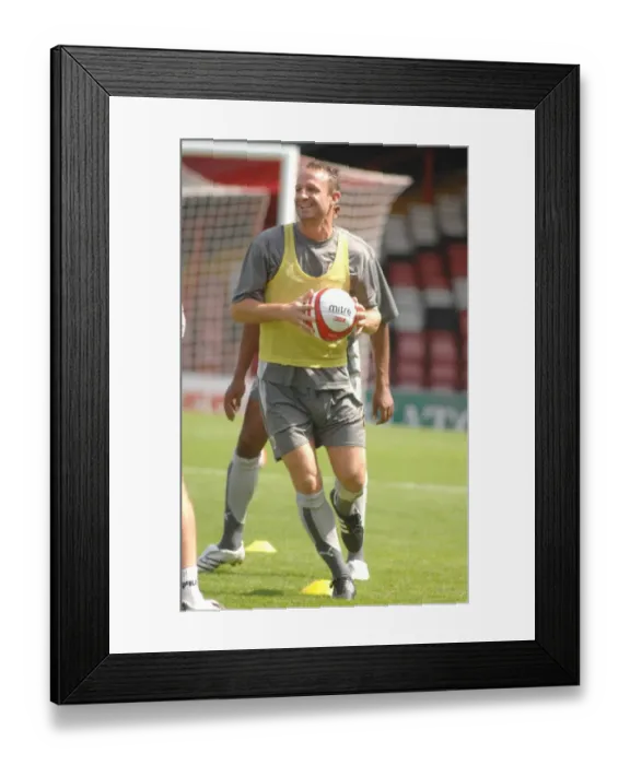 Framed Print : Louis Carey: Intense Training with Bristol City FC (07-08)
