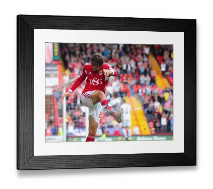 Framed Print : Brett Pitman Scores for Bristol City in Championship Match vs. Hull City - 24 / 09 / 2011 Framed Print : Brett Pitman Scores for Bristol City in Championship Match vs. Hull City - 24 / 09 / 2011