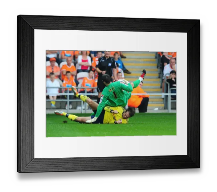 Framed Print : Brett Pitman vs. Matthew Gilks: A League Cup Clash - 01 / 10 / 2011 (Blackpool v Bristol City)