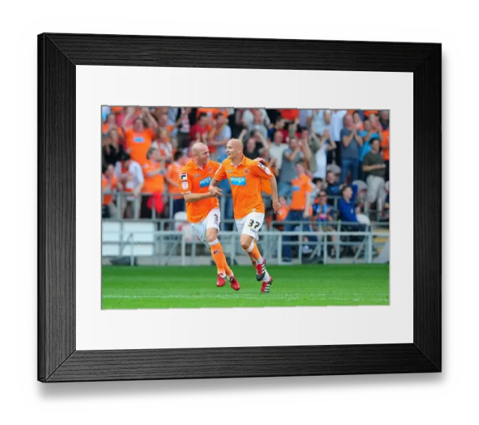 Framed Print : Jonjo Shelvey's Debut Goal: Blackpool 1-1 Bristol City (League Cup, 01 / 10 / 2011)
