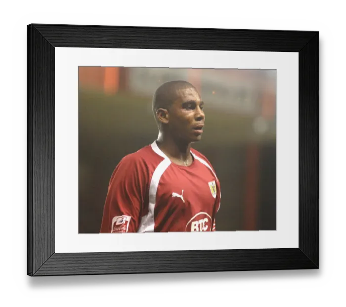 Framed Print : Marvin Elliott in Action: Bristol City vs. West Brom